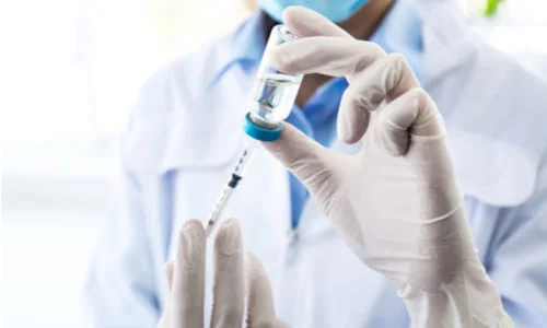 Врач-нарколог набирает шприц